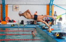 Salto de Natación en la piscina cubierta